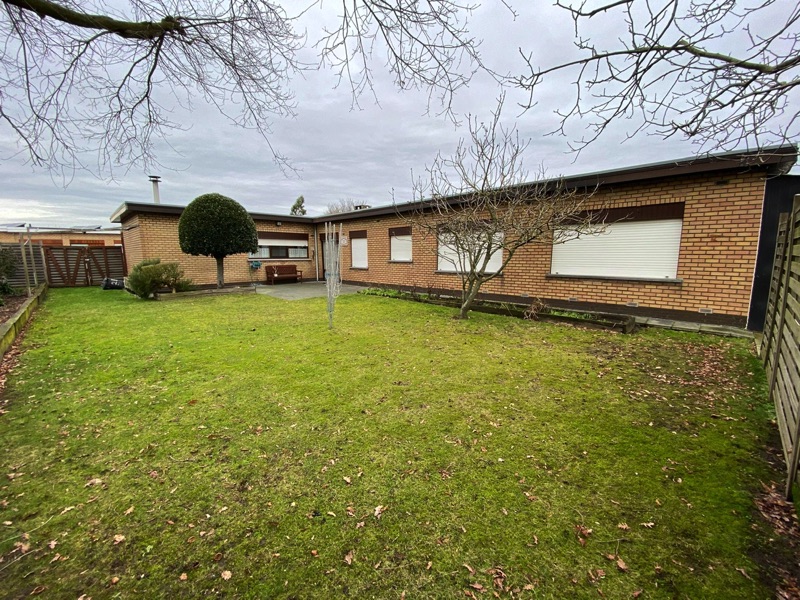 Half open bungalow met grote tuin
